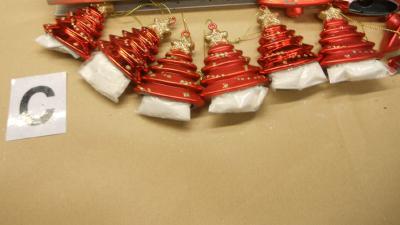 Amsterdammers aangehouden in drugssmokkel kerstdecoraties