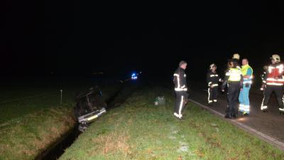 Auto op de kop in de sloot