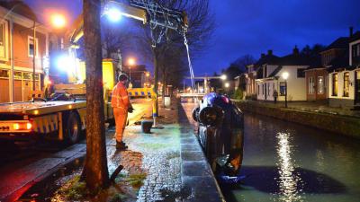 Takelbedrijf haalt auto uit water