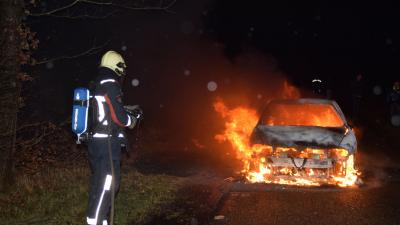 Auto verwoest door brand in Hoogeveen