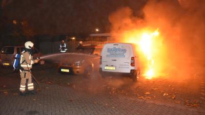 Brandweer blust autobrand