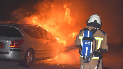 Brandweer blust autobrand