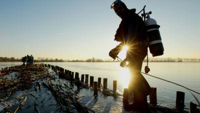 Brandweerduikers redden verwarde man die door ijs is gezakt in Almere