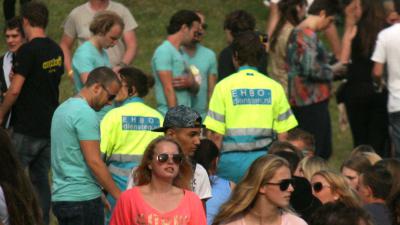 Beet van insect of aanraking berenklauw, Nederlander weet niet wat te doen