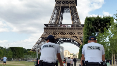 De Eiffeltoren in Parijs is sinds vandaag weer toegankelijk voor bezoekers. Zaterdag werd het monument afgesloten voor publiek na de aanslagen in Parijs. 