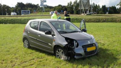 Vrouwen vliegen over rotonde in Emmen