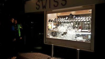 Overvallers slopen etalageruit juwelier Kinkerstraat en nemen sieraden mee