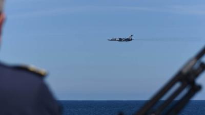 Russische gevechtsvliegtuigen scheren langs Nederlands fregat