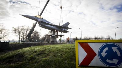 F-16 belandt op rotonde