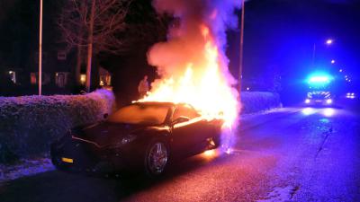 Gloednieuwe Ferrari in vlammen op in Den Dolder