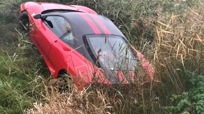 Dure Ferrari raakt in de sloot