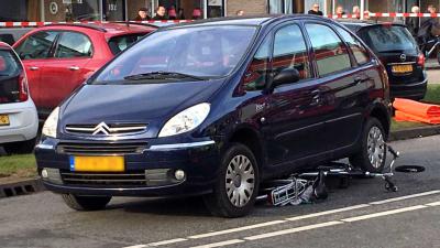 'Fietsster 20 meter meegesleurd onder auto in Barendrecht'