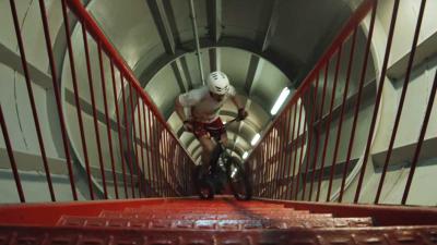 Pool beklimt met fiets alle trappen van het Atomium