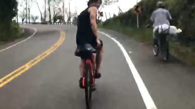 Oude man (63) op oude fiets zet jonge atleten te kijk bij beklimming