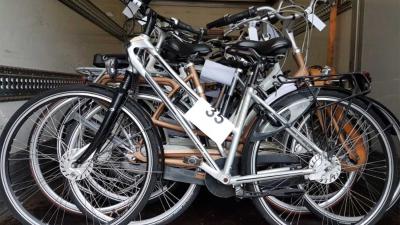 Politie Amsterdam : van wie is 1 van deze 58 fietsen?