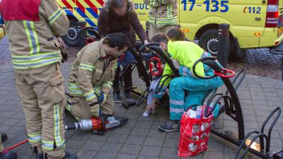 Meisje vast met been in fietsrek