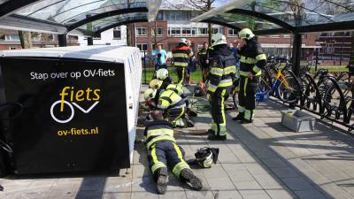 Kind door brandweer bevrijdt uit fietskluis NS-Station Vught