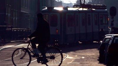 Amsterdammer (48) rijdt ondergrondse fietsenstalling in en overlijdt na val