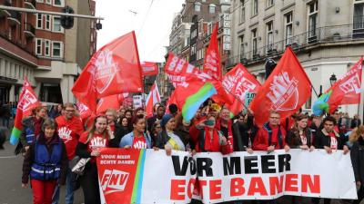 FNV-leden op de Dag van de Arbeid in actie voor Echte banen