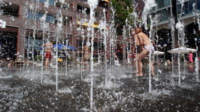 Foto van fontein bedrieger spelende kinderen | Archief EHF