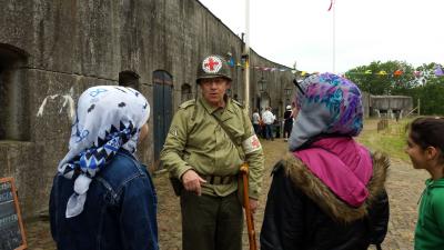Syrische vluchtelingen nemen kijkje bij bevrijdingsbunker Uithoorn