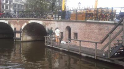 Studenten bezetten Amsterdams monument