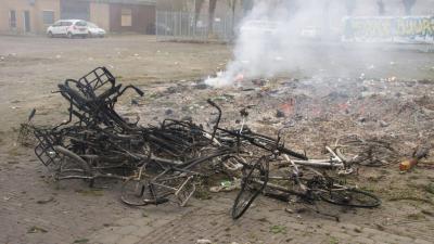 Moeder met zes kinderen gedupeerd nadat hun fietsen op vreugdevuur zijn gegooid