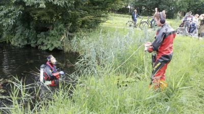 Duikers ingezet voor schoenen aan slootkant