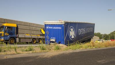 Vrachtwagentrailer schiet los op de A20