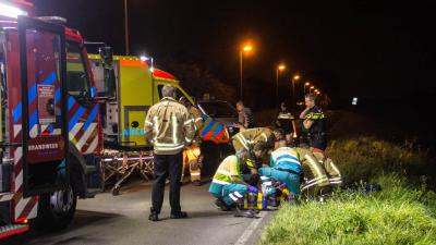 Auto van de dijk gelanceerd na botsing