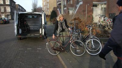 Gedupeerd gezin neemt fietsen in ontvangst