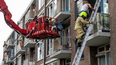 Brandweer redt mensen van balkon