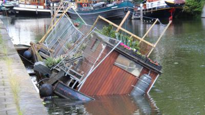 plantenboot maakt slagzij