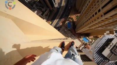 Sterk staaltje freerunnersstyle, van plateau naar plateau op 43 verdiepingen hoogte 