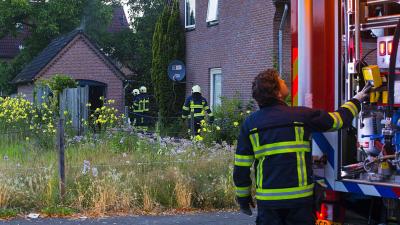 Brandweer blust brand in garage in Son en Breugel