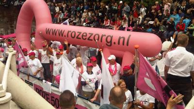 Roze 75+ boot: ‘Wij zijn Ou(d)t & Proud.’