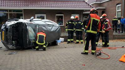 Vrouw gekanteld met auto in Nieuw Amsterdam