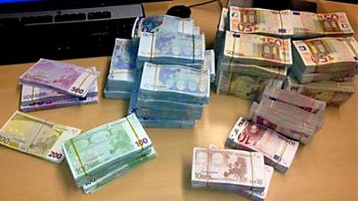 Politie treft 660.000 euro en babymelkpoeder aan