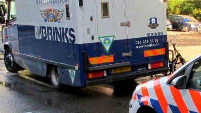 Foto van Brinks geldauto en politie | Archief BON