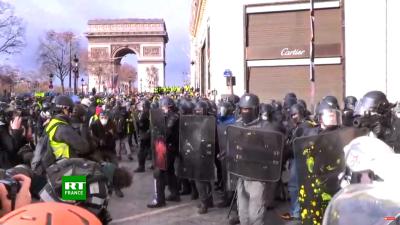 Duizenden 'gele hesjes' op de been bij betoging in Parijs