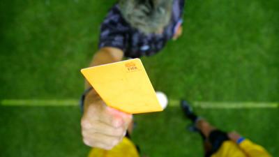 Foto van scheidsrechter gele kaart | Archief EHF