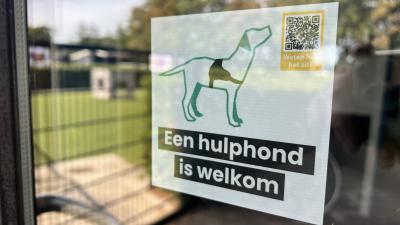 Geleidehond welkom in winkel