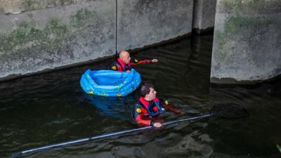 Brandweer redt eendjes uit gemaal