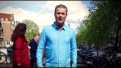 Kleine jodeljongen viert 30-jarig jubileum