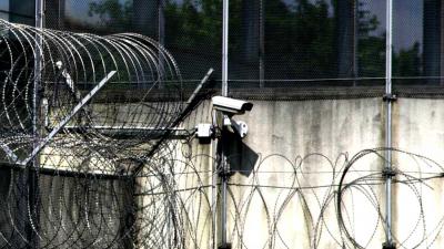 gevangenis-prikkeldraad-camera