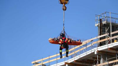Man gewond van dak gehaald na ruzie met collega
