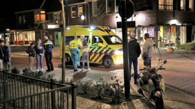 drie jongeren, scooter, onderuit 