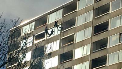 Consternatie om aan touw hangende glazenwassers op 13e etage