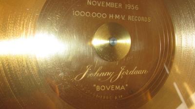 Eerste gouden plaat van Johnny Jordaan geveild voor meer dan 2000 euro