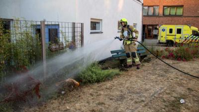 Brandweer met spoed naar grasbrand tegen woning